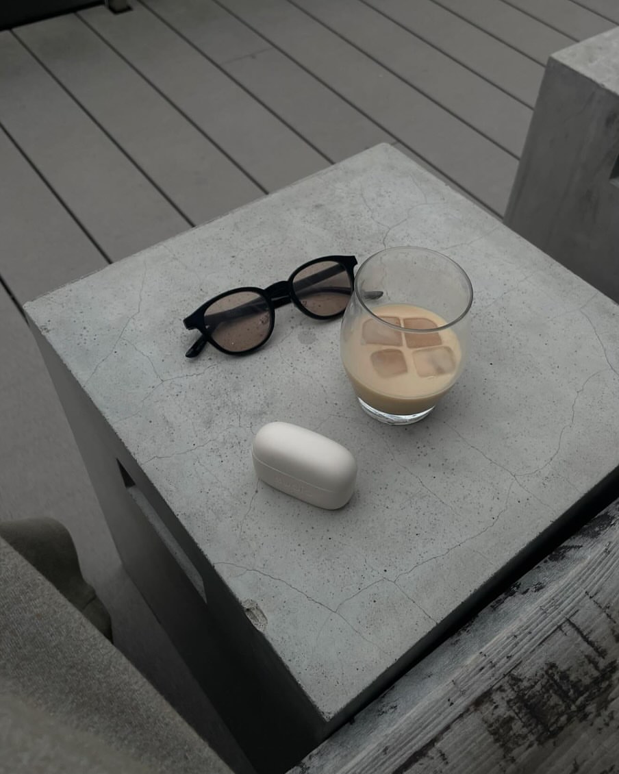 Swipe to open the case. Click link in profile to shop up to 50% OFF select buds. ????#sudio #shapingsound #swipeleft #E3Black