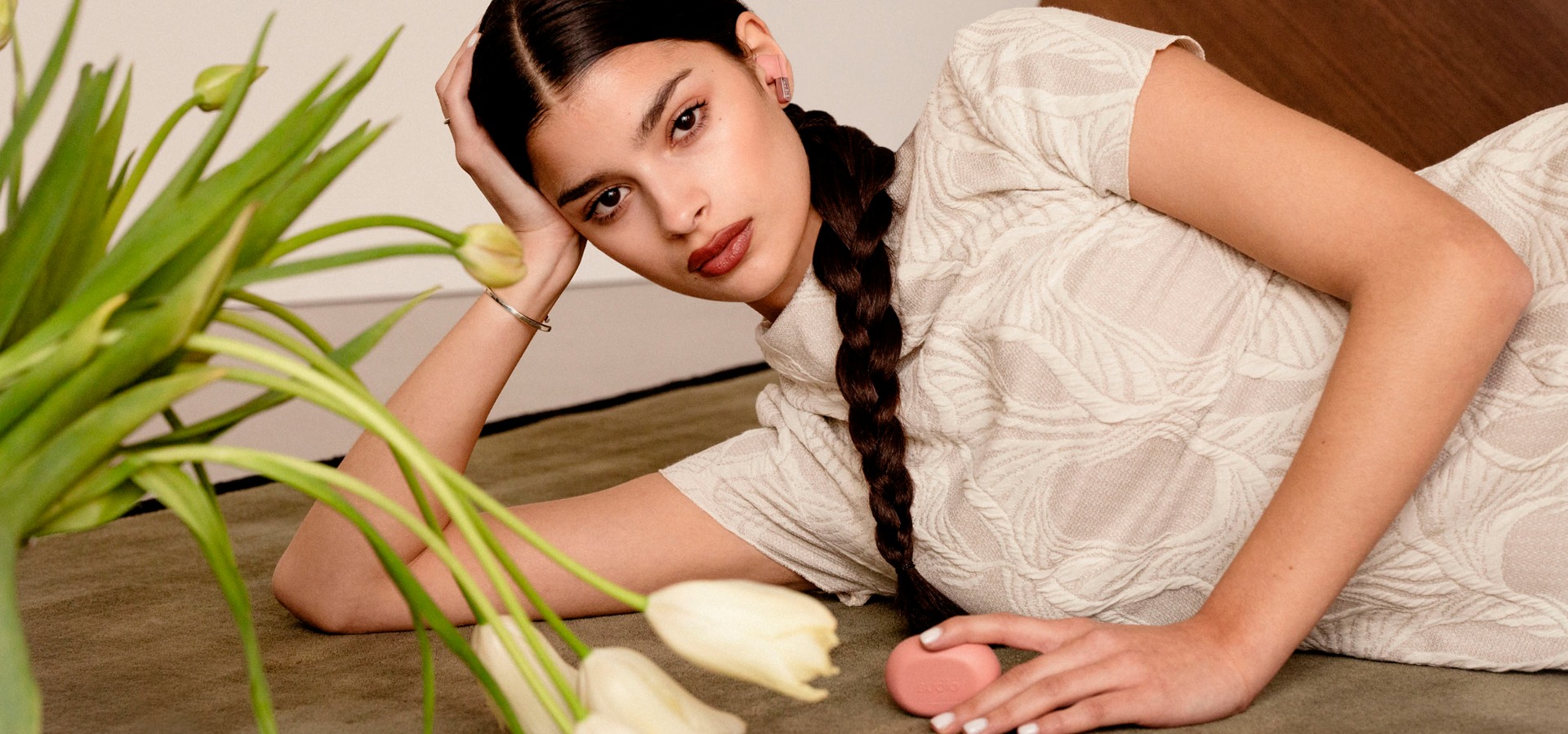 Sudio N3 Pro Rose pink on a model